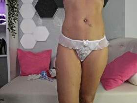 Cameltoe Slips  Ich habe einige Slips und führe sie dir vor. Ich ziehe sie mir zwischen meine Schamlippen und dadurch entsteht ein geiles Cameltoe. Ich hoffe, du hast bei der Vorführung deinen Spaß. Ich fand es sehr geil.