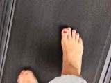 Bare feet on the treadmill?