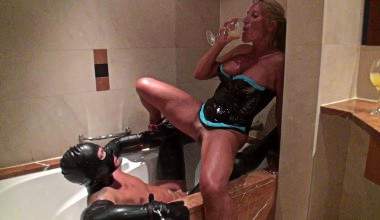 Piss Sklave für 2 Dominas ! Sauf ab