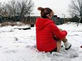 Olga kackt in den Schnee, setz dich