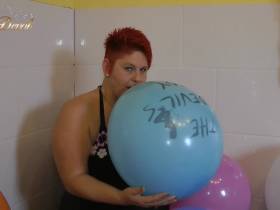 Balloon session in the tub