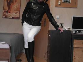 Vorschaubild vom Privatporno mit dem Titel "Weiße Reiterhose" von nylon_schlampe