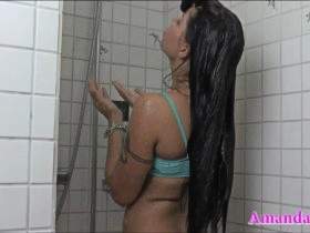 Amanda Jane unter der Dusche