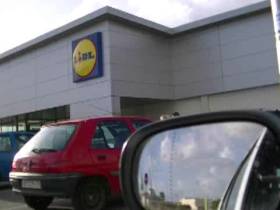 Blowjob in front the Lidl with spectators