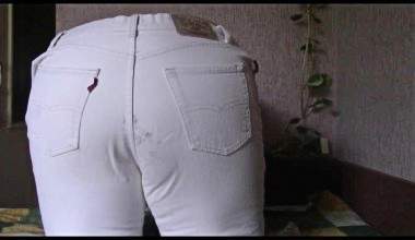 weiße Jeans chaotisch kacken