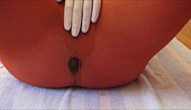 Scat Show in orange Strumpfhose