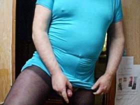 Vorschaubild vom Privatporno mit dem Titel "Geiler Transebock spritzt mit engen Weiberkleid" von Thommyfick