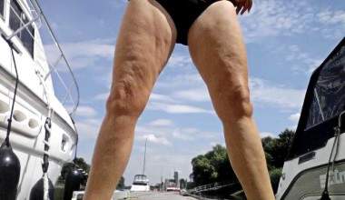 Auf dem Yachtsteg DURCH DEN BIKINI GEPISST; OUTDOOR PUPLIK