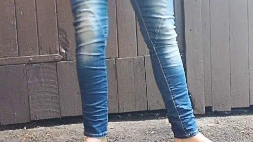 Userwunschvideo Outdoor in die Jeans und Slip geschissen