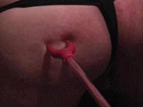 Vorschaubild vom Privatporno mit dem Titel "Schmerzhafter Viehtreiber (6000 VOLT) - Die Göttin amüsiert sich!" von CherieNoir