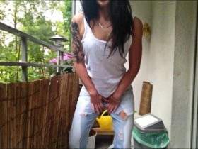 Vorschaubild vom Privatporno mit dem Titel "Voll in die Hose gepisst" von DirtyJulie