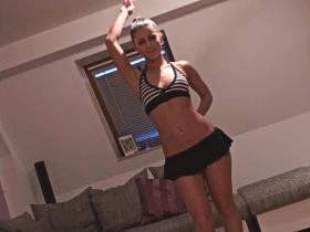 Vorschaubild vom Privatporno mit dem Titel "Tanzeinlage für meine geilen Wichser!" von XelinaRox