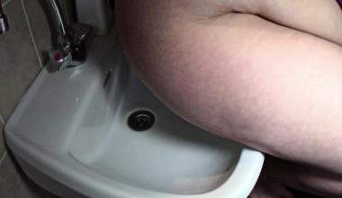 Bepisstes Waschbecken