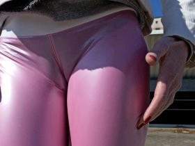 Pink Leggings auf leerem Platz - 1.Teil