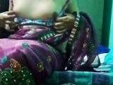 Der indische schwule Crossdresser Gaurisissy im rosa Saree drückt und melkt seine großen Brüste und genießt Hardcore-Sex