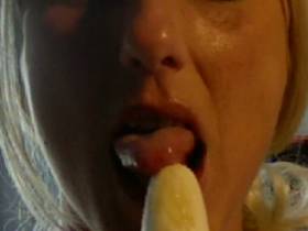 Vorschaubild vom Privatporno mit dem Titel "Mund und Zungenspiele mit der Banane" von EvilBitch