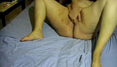 Finger ihre Pussy so das sie laut stöhnt vor lust und geilheit