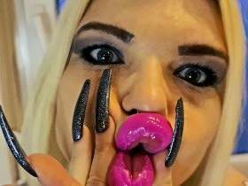 Facefuck with mega lips!!
