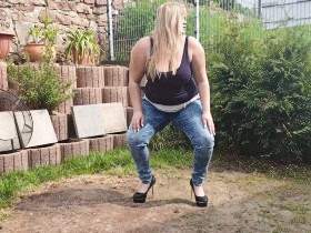 Mein ERSTER Jeans-Heels-piss, WOW! Was für eine Pfütze!!