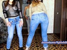 Drei Schönheiten in Jeans