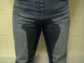 Schwangere pisst in ihre Jeans