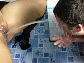 Vorschaubild vom Privatporno mit dem Titel "Lebendes Klomaul vollgepisst! Pisse schlucken Deluxe!" von sexynoy