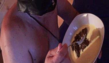 In den Vanillepudding gekackt.