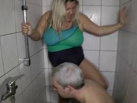 Vorschaubild vom Privatporno mit dem Titel "Sanitäre Hilfe für nette Jungs (NS)" von Deine-Chefin