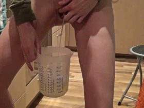 Vorschaubild vom Privatporno mit dem Titel "In den Mäßbecher gepisst,Userwunsch" von Sue-Allen