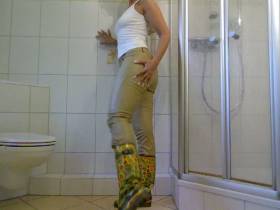 Vorschaubild vom Privatporno mit dem Titel "Geiler Miss Sixty Lederhosenpiss mit Gummistiefeln" von EvilBitch