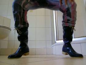 Vorschaubild vom Privatporno mit dem Titel "Miss Sixty in blaue Gummistiefel gestopft" von EvilBitch