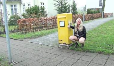 Public in der Stadt abgepisst!