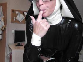 Vorschaubild vom Privatporno mit dem Titel "LATEX Wahnsinn" von nylon_schlampe