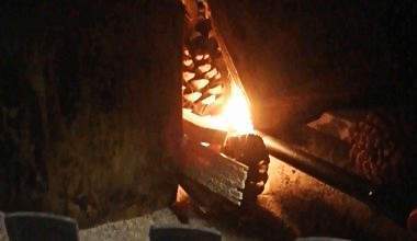 Kaminofen anzünden mit dem Feuerzeug