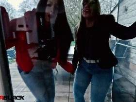 In die neue Jeans gepisst weil er uns nicht reingelassen hat!