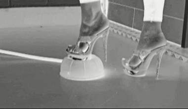 Crushing - Heels gegen Strandball