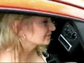 MIT DEM HANDY AM PARKPLATZ