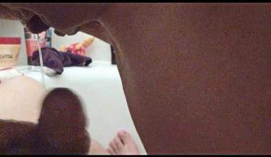 Ich pisse ihm auf den Schwanz