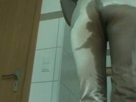 Vorschaubild vom Privatporno mit dem Titel "Satin Jeans Piss" von nylon_schlampe