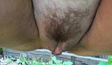 MUtti pinkelt im Garten