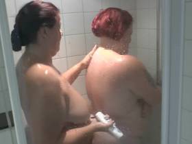 2 Lesben duschen im Hotel 2