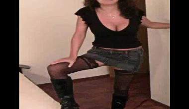 Strip in Minirock Strapsen und Stiefeln