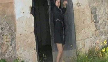Salma pisst vor die Tuer