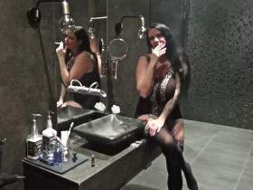 Vorschaubild vom Privatporno mit dem Titel "Rote Lippen & Zigarette" von Busen-Maus