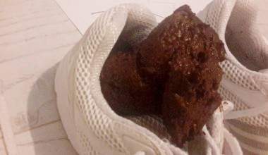 Unordentliche Socken und Turnschuhe