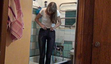 Super Svetlana. Piss in Jeans im Badezimmer