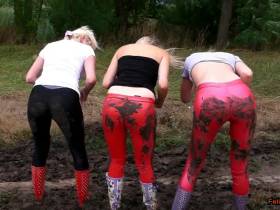 3 Girls in Slinkystylez leggings in the mud