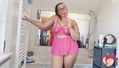 Sloppy Dildo Blowjob mit viel Spucke