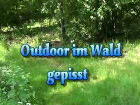 Outdoor im Wald gepisst