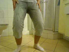 Vorschaubild vom Privatporno mit dem Titel "In graue Panty und Socken für Dich gepisst" von EvilBitch